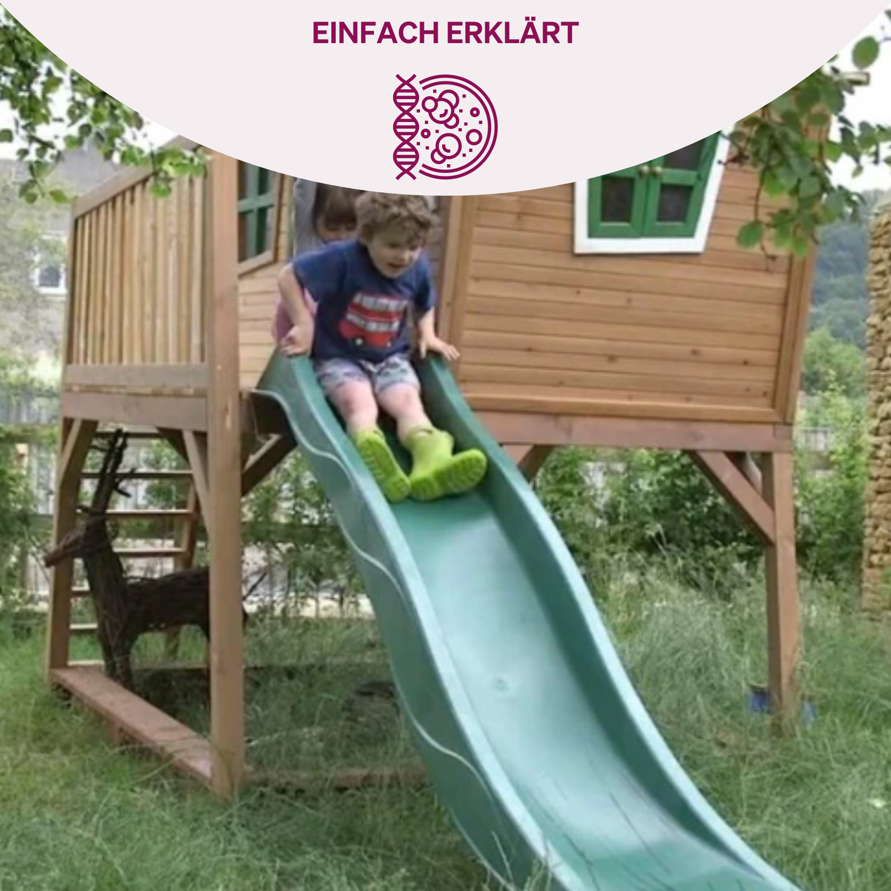 Felix, ein Junge mit Duchenne Muskeldystrophie, auf einem Spielplatz.