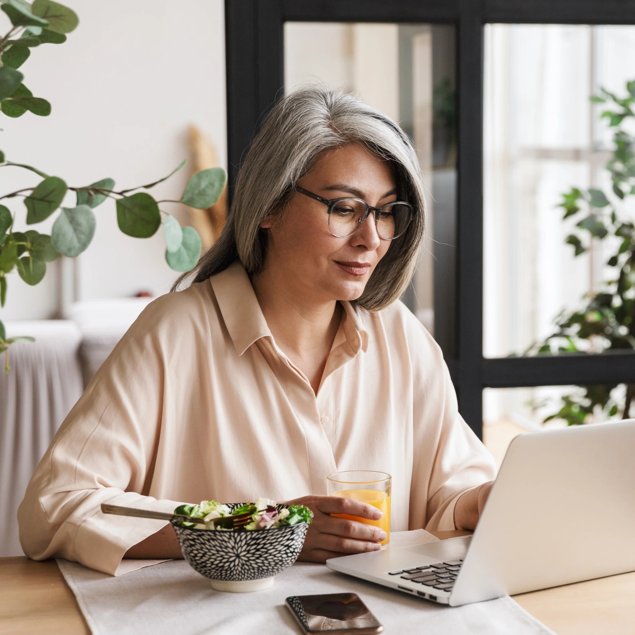 Berufstatige_Frau_am_Laptop_wahrend_eines_vollen_Alltags.webp