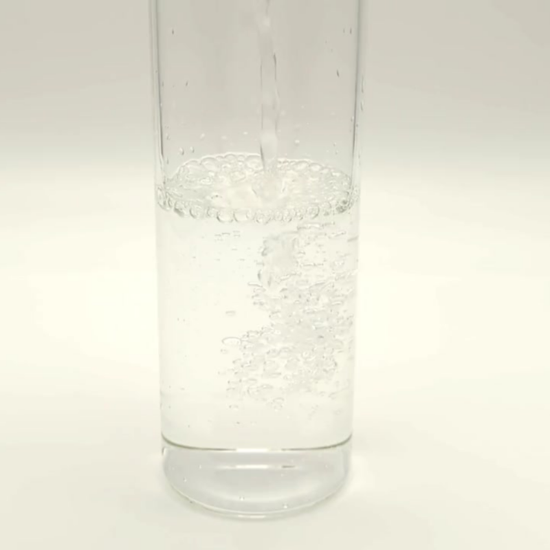 Befülle eine Flasche mit Wasser oder Fruchtsaft